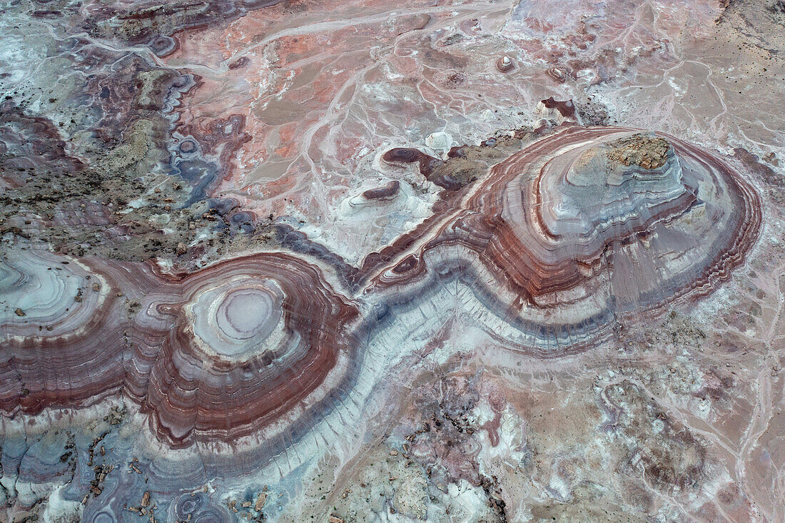 Luftaufnahme der farbenfrohen Bentonite Hills, in der Nähe von Hanksville, Utah.