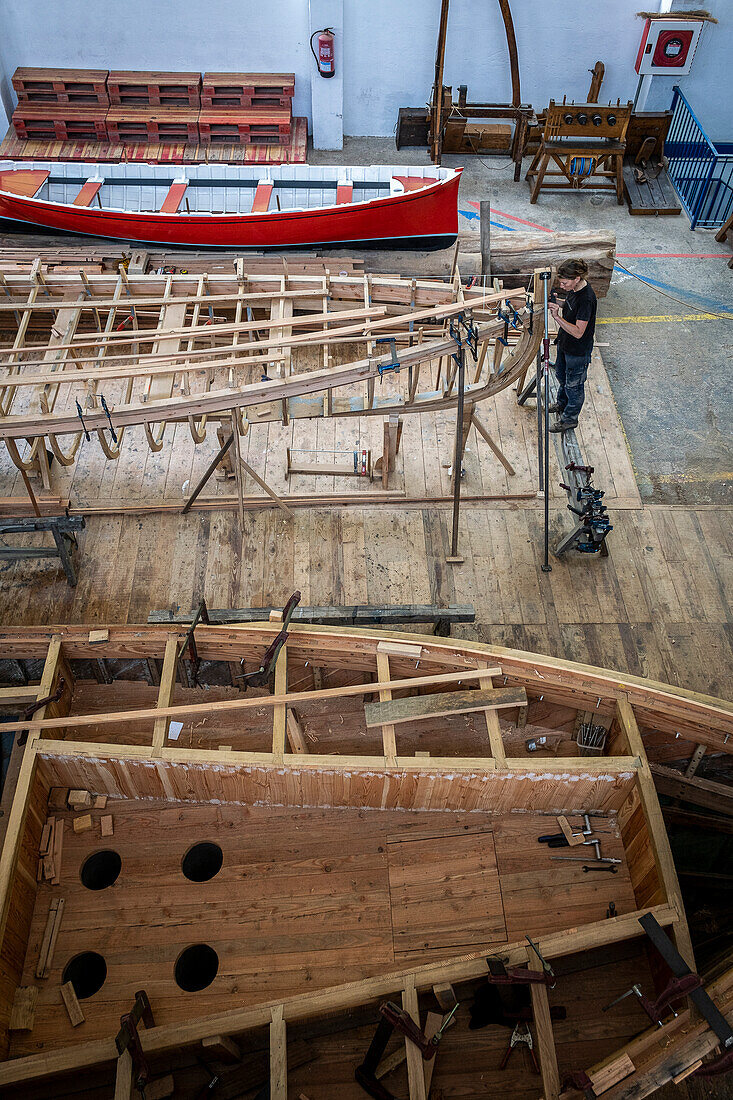 Albaola. Rekonstruktion eines historischen Walfangbootes im baskischen Hafen von Pasaia, Gipuzkoa, Spanien