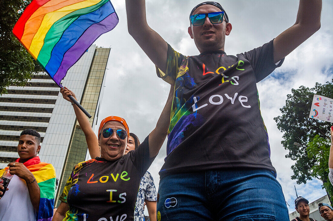 Pride-Parade in Caracas, Venezuela. Mit der Anwesenheit der UNO in Venezuela, Diplomaten und Vertretern der verschiedenen Botschaften der Europäischen Union in Venezuela. 2. Juli 2023