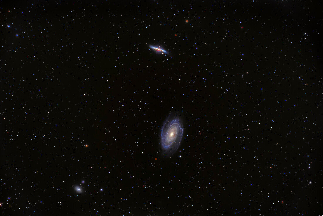 Messier 81 (die Spiralgalaxie unten) und M82 (die unregelmäßige Galaxie oben) in Ursa Major. M81 ist die Bodes-Galaxie, während M82 die Zigarrengalaxie ist. Die Galaxie unten links ist NGC 3077. Dies ist ein Stapel von 10 x 10-Minuten-Belichtungen mit der Canon EOS Ra-Kamera bei ISO 800 durch den Astro-Physics 130-mm-Apo-Refraktor bei f/6 mit dem 6x7 Field Flattener Objektiv. Aufgenommen am 24/25. April 2020. Norden ist in dieser Ansicht oben.