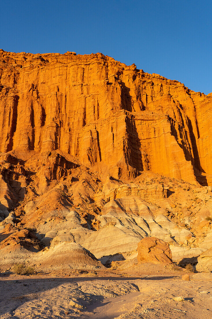 Bunte rote Sandsteinklippen bei Sonnenuntergang im Ischigualasto Provincial Park, Provinz San Juan, Argentinien.