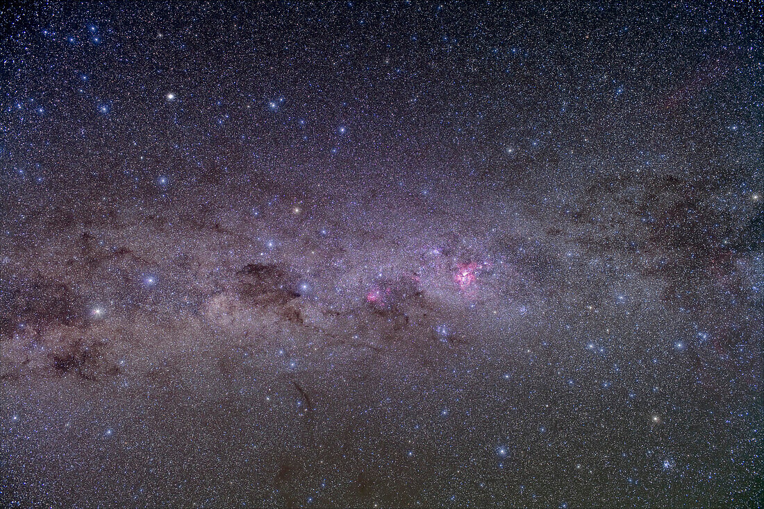 Südliche Milchstraße von der Atacama Lodge, Chile (23° südliche Breite), aufgenommen am 15/16. März 2010. Aufgenommen mit einer Canon 5D MkII (modifiziert) und einem 35-mm-Objektiv der Canon L-Serie bei Blende 4 für einen Stapel von 4 x 6 Minuten Belichtung, plus einen Stapel von 2 x 6 Minuten mit einem Kenko Softon-Filter für das Sternenglühen.