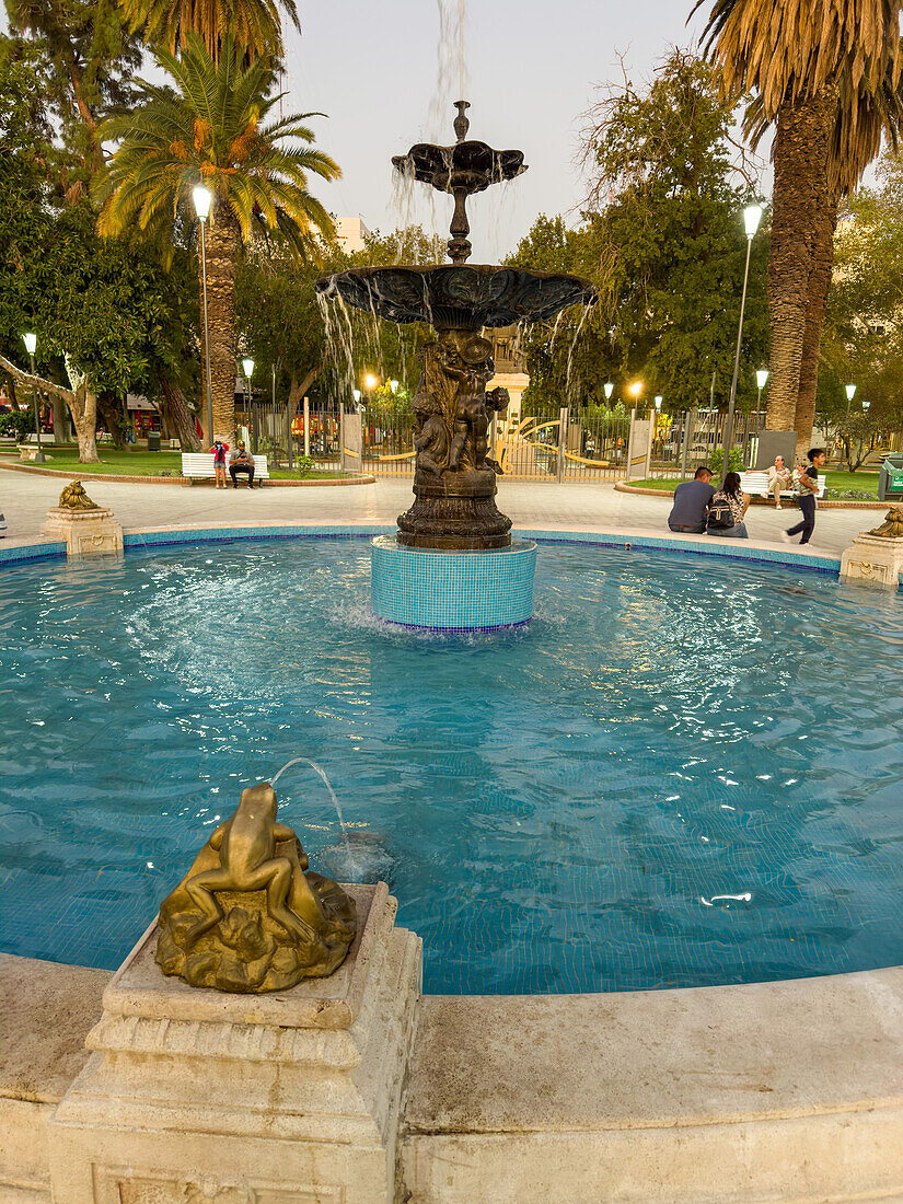 Ein Springbrunnen auf dem Plaza 25 de Mayo oder Hauptplatz in San Juan, Argentinien.