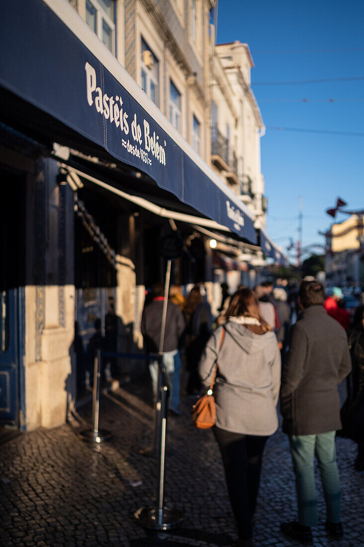 Das Bäckerei-Café Pasteis de Belem in Lissabon stellt seit 1837 nach einem alten und geheimen Rezept aus dem Mosteiro dos Jeronimos (Jeronimos-Kloster) das Original her.