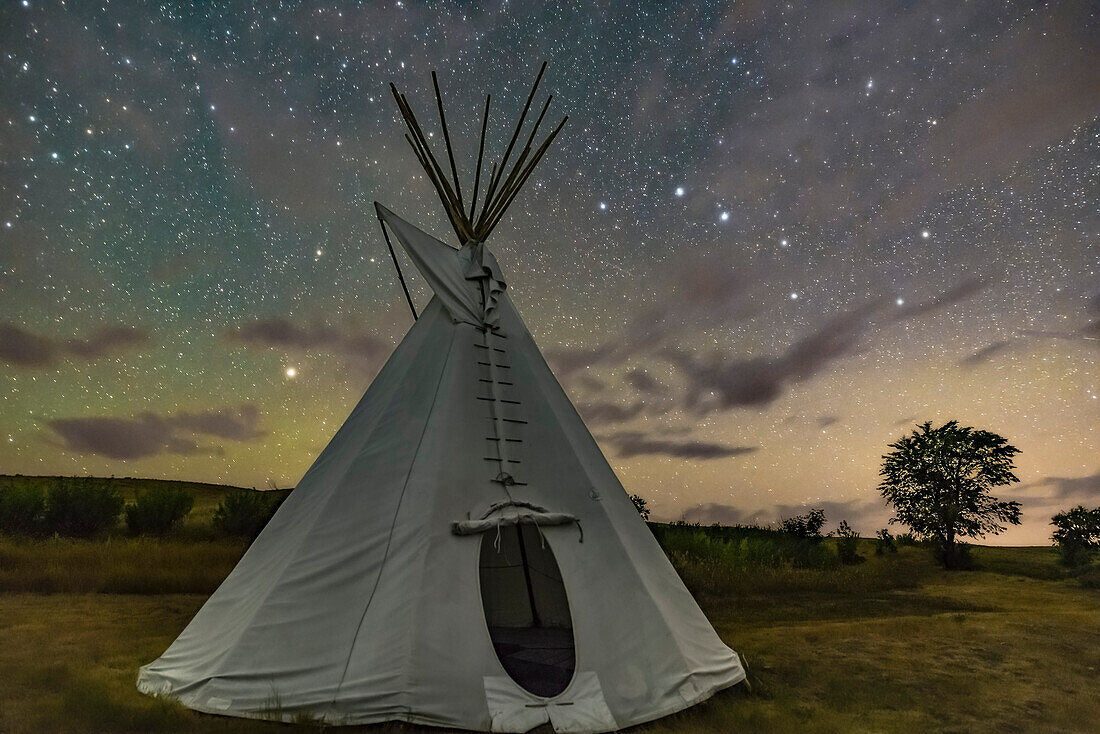 Der Große Wagen und Arkturus (links) über einem einzelnen Tipi an der Two Trees Site im Grasslands National Park, Saskatchewan, 6. August 2018.