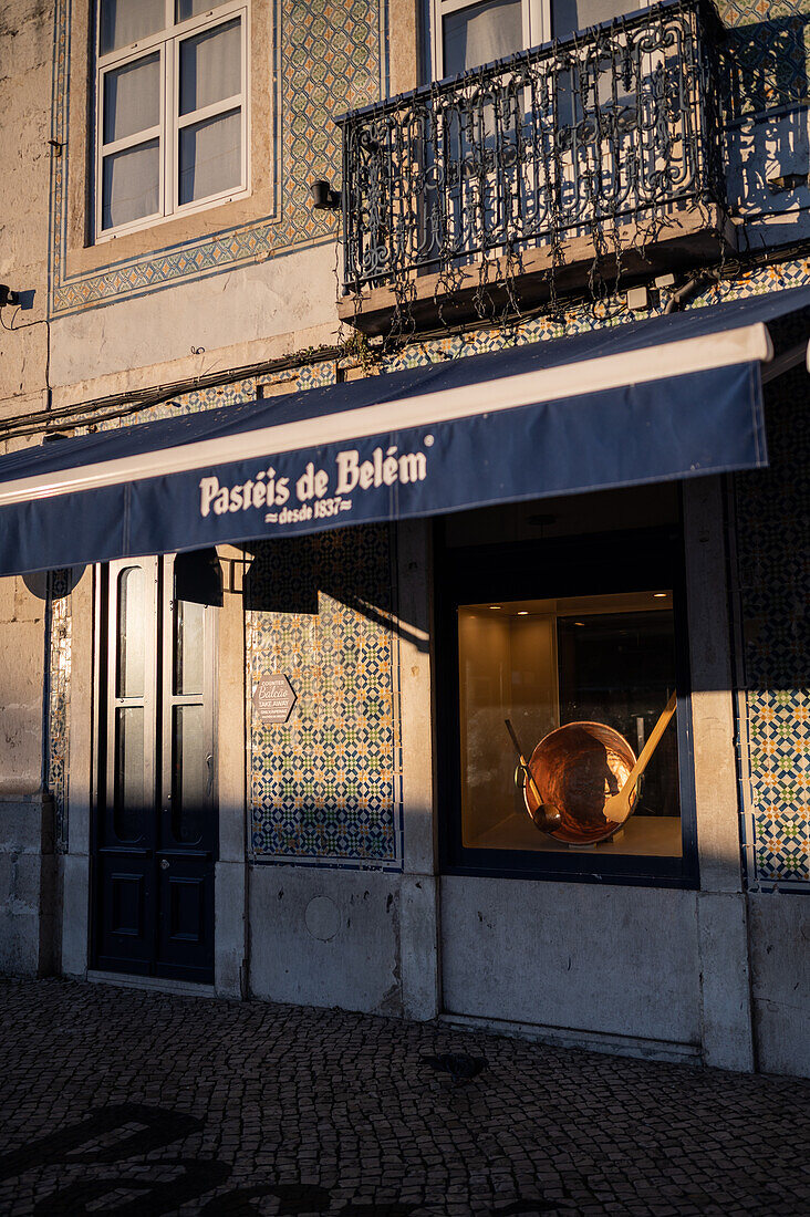 Bäckerei-Café Pasteis de Belem in Lissabon, die seit 1837 nach einem alten und geheimen Rezept aus dem Mosteiro dos Jeronimos (Jeronimos-Kloster) das Original herstellt.
