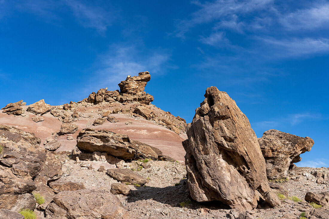 Sandsteinblöcke auf den bunten Bentonit-Ton-Hügeln der Morrison-Formation in der Caineville-Wüste bei Hanksville, Utah.