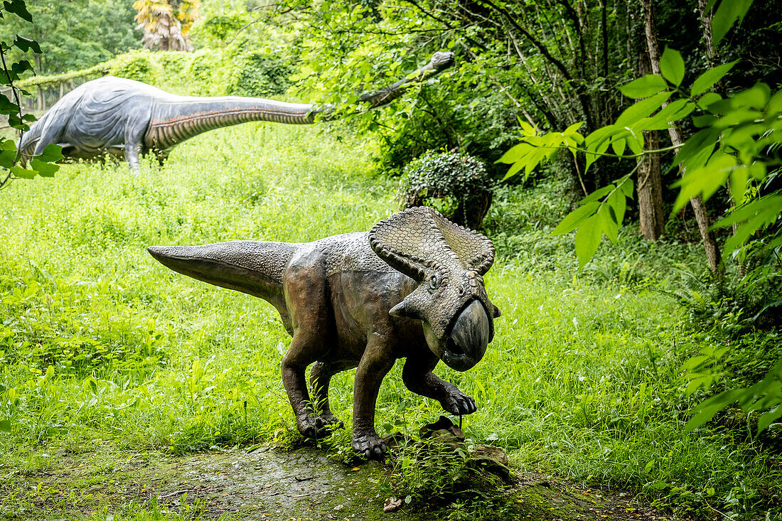 Karpin-Fauna. Nachbildung lebensgroßer Dinosaurier im Bereich des Terrasauro im Wildtierzentrum Karpin Fauna, Baskenland, Spanien. Karpin Fauna ist ein Wildtierzentrum, das sich zum Ziel gesetzt hat, Tieren aus illegalem Handel, ausgesetzten exotischen Haustieren und anderen Tieren ähnlicher Herkunft ein würdiges Leben zu geben, um das Bewusstsein für dieses Problem zu schärfen. Es verfügt auch über ein Terrasauro, in dem man einige der lebensgroßen Dinosaurierarten kennenlernen kann, die das Land vor 65 Millionen Jahren bevölkerten.