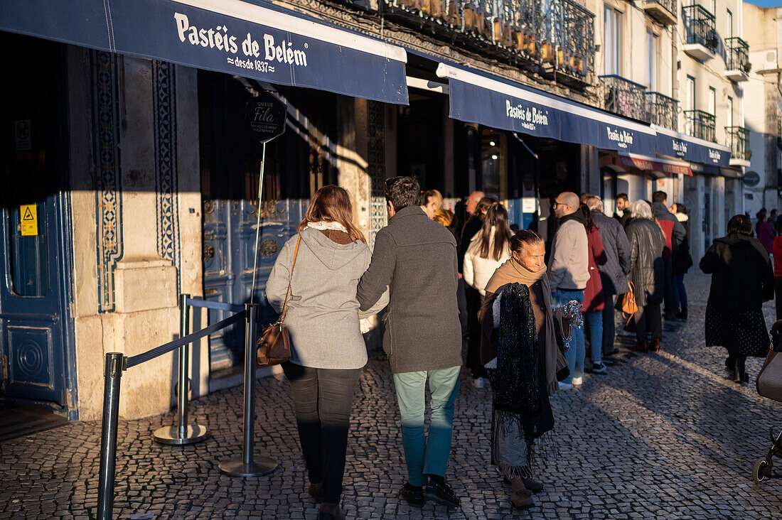 Bäckerei-Café Pasteis de Belem in Lissabon, das seit 1837 nach einem alten und geheimen Rezept aus dem Mosteiro dos Jeronimos (Jeronimos-Kloster) das Original herstellt.