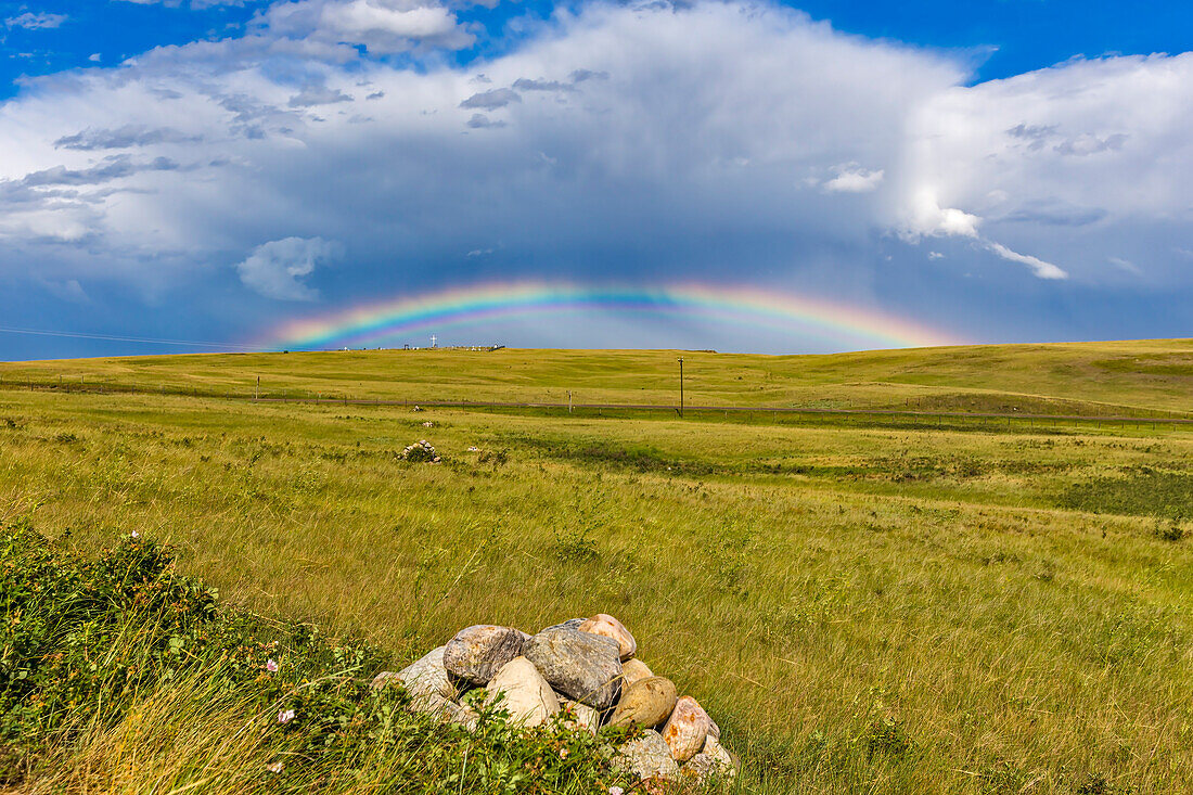 Ein schwacher primärer Regenbogen mit überzähligen Bögen innerhalb des Bogens, der im Osten auftauchte, als sich ein Gewitter zurückzog. Aufgenommen vom Blackfoot Crossing Historic Park in Süd-Alberta, 20. Juli 2014.