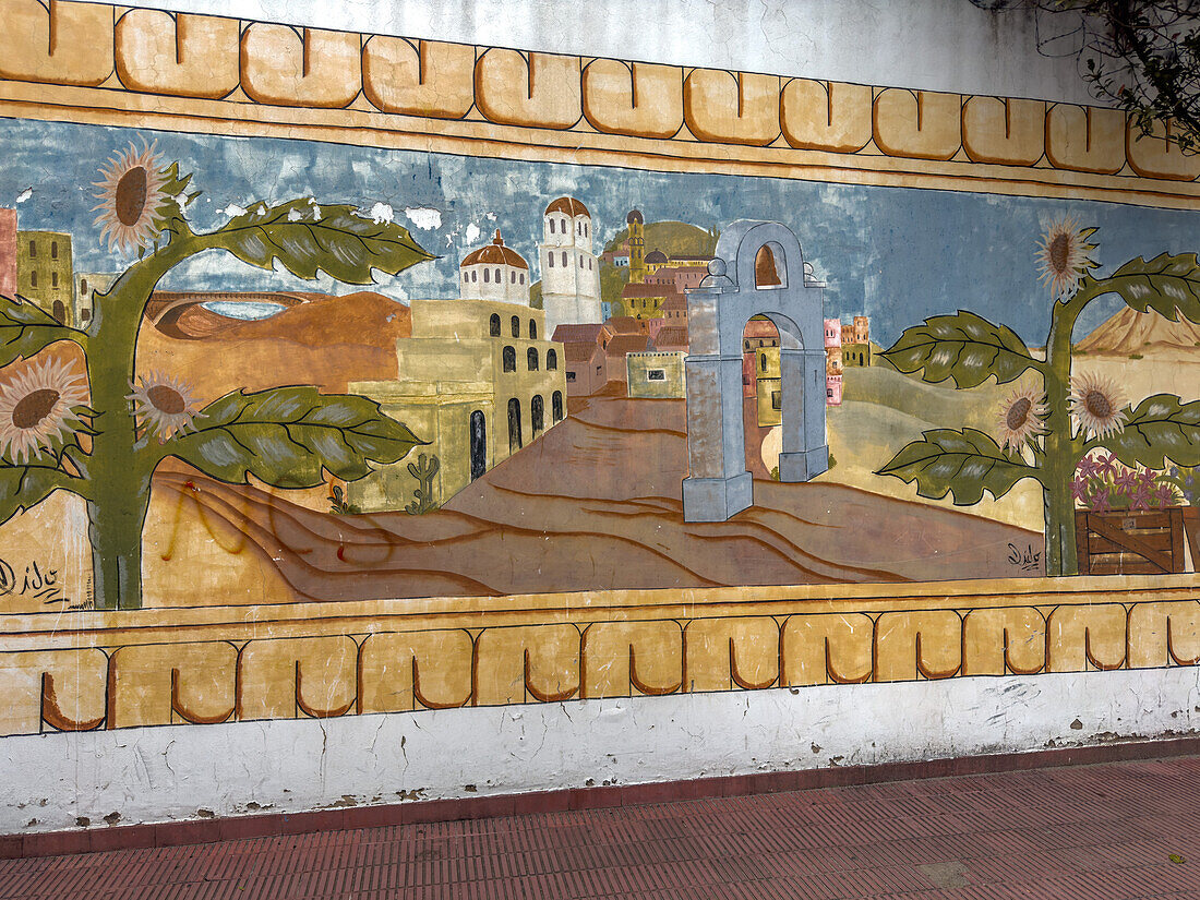Ein Wandgemälde an der Wand eines Wohnhauses, das die lokale Kultur in San Luis, Argentinien, darstellt.