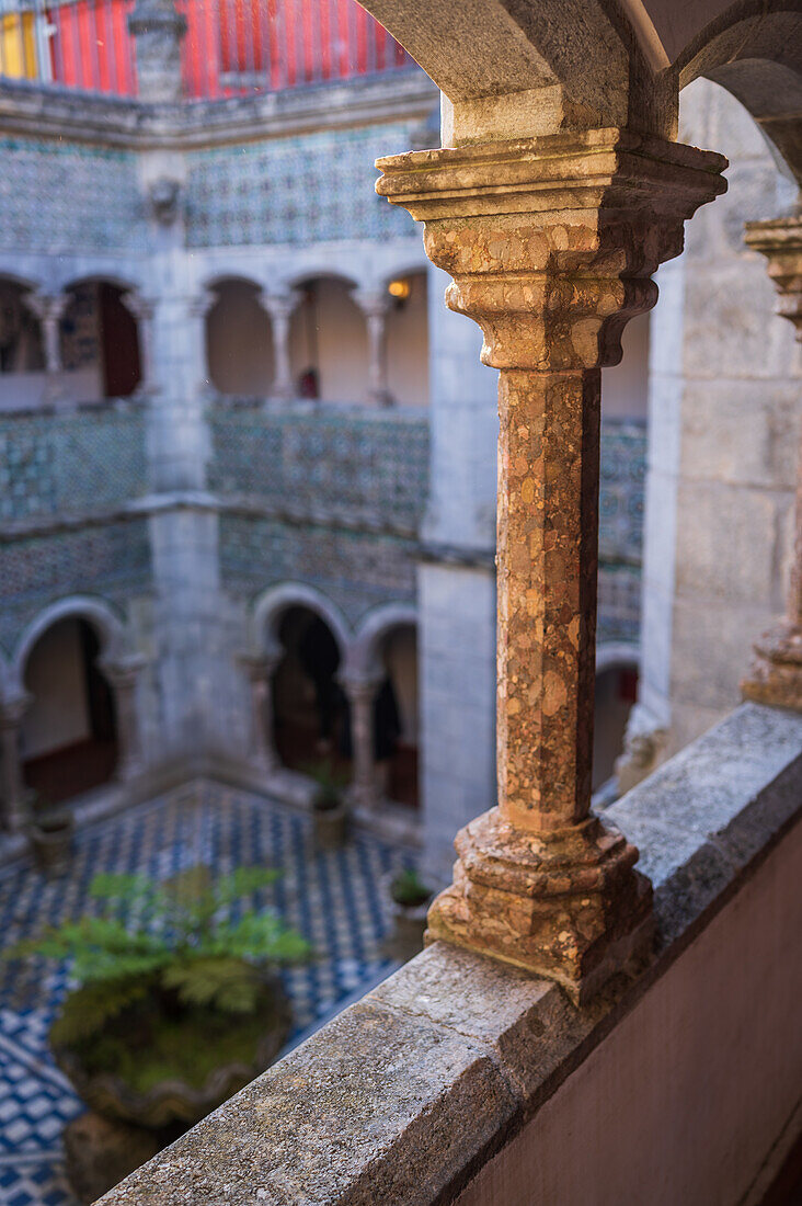 Manuelinischer Kreuzgang im Park und Nationalpalast von Pena (Palacio de la Pena), Sintra, Portugal