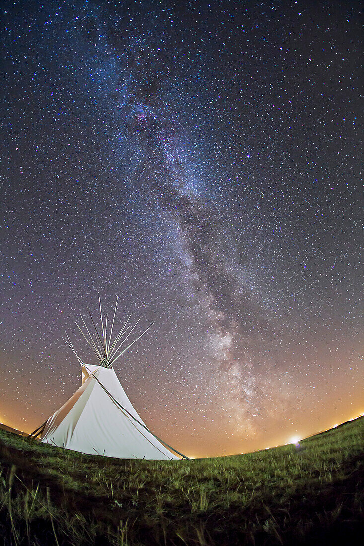 Milchstraße über dem Tipi bei der Siksika Skies Sternschnuppennacht im Blackfoot Crossing Historical Park, 2. Oktober 2010.