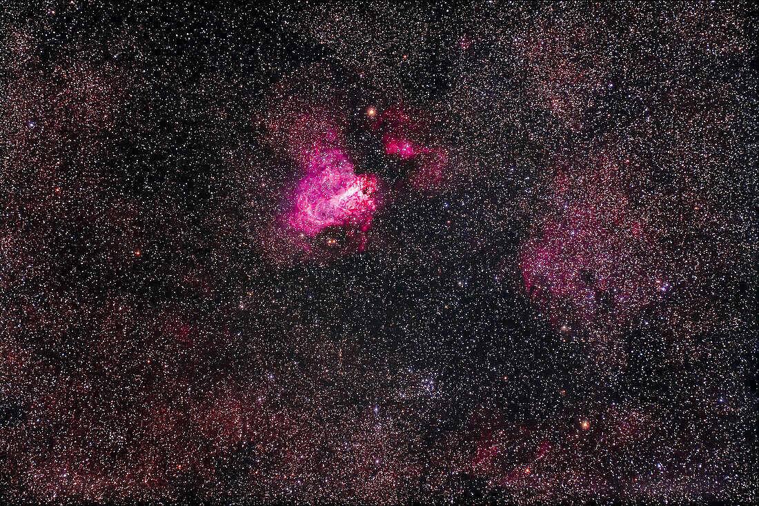 Messier 17, der Schwanennebel, auch bekannt als Omega- oder Schachbrettnebel, mit dem offenen Sternhaufen M18 darunter.