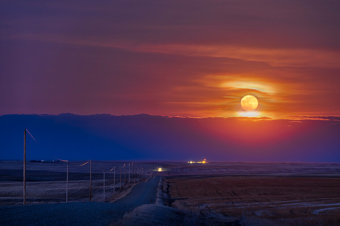 The nearly Full Moon rising on March 18 near the date of the March equinox (March 20 this year) , so it rose nearly due east this night. This March Moon is also popularly called the Worm Moon.