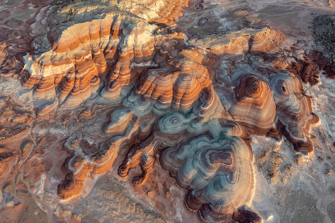 Luftaufnahme der farbenprächtigen Bentonite Hills in der Nähe von Hanksville, Utah, im frühen Morgenlicht.