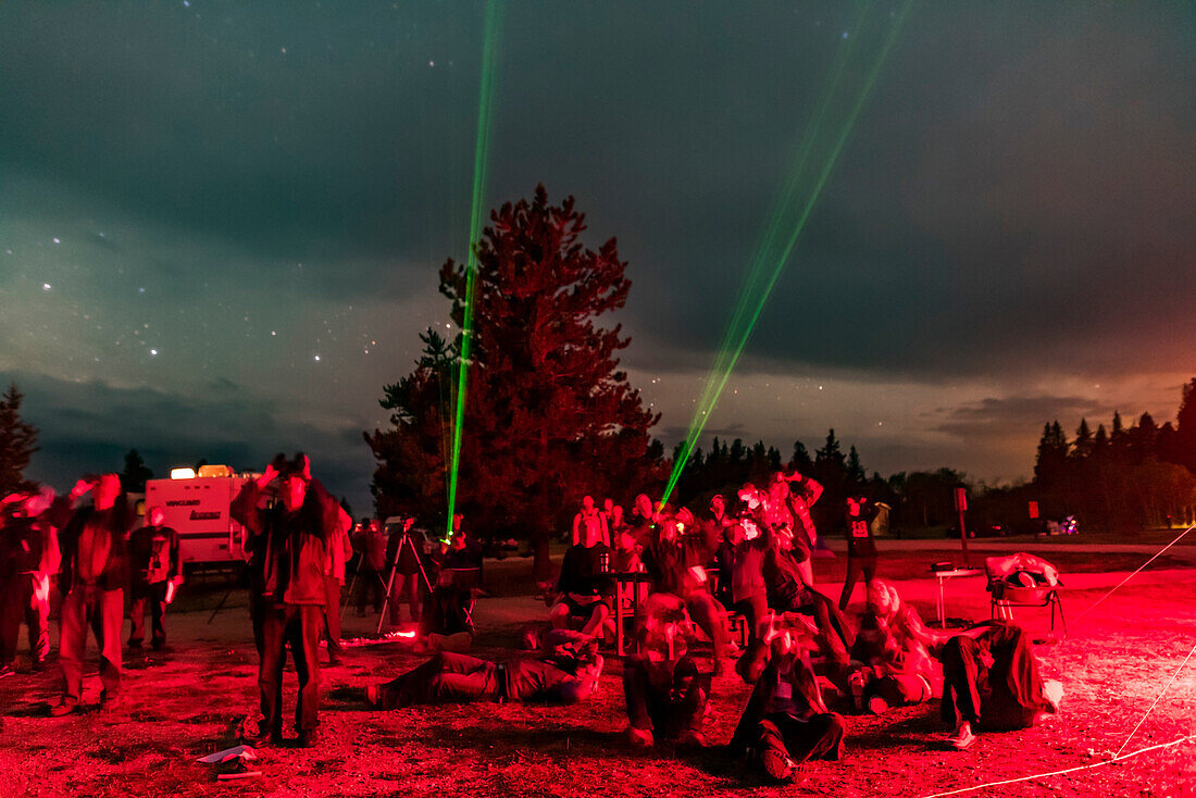 Murray Paulson leitet eine Lasertour zu binokularen Objekten auf der Saskatchewqan Summer Star Party 2019