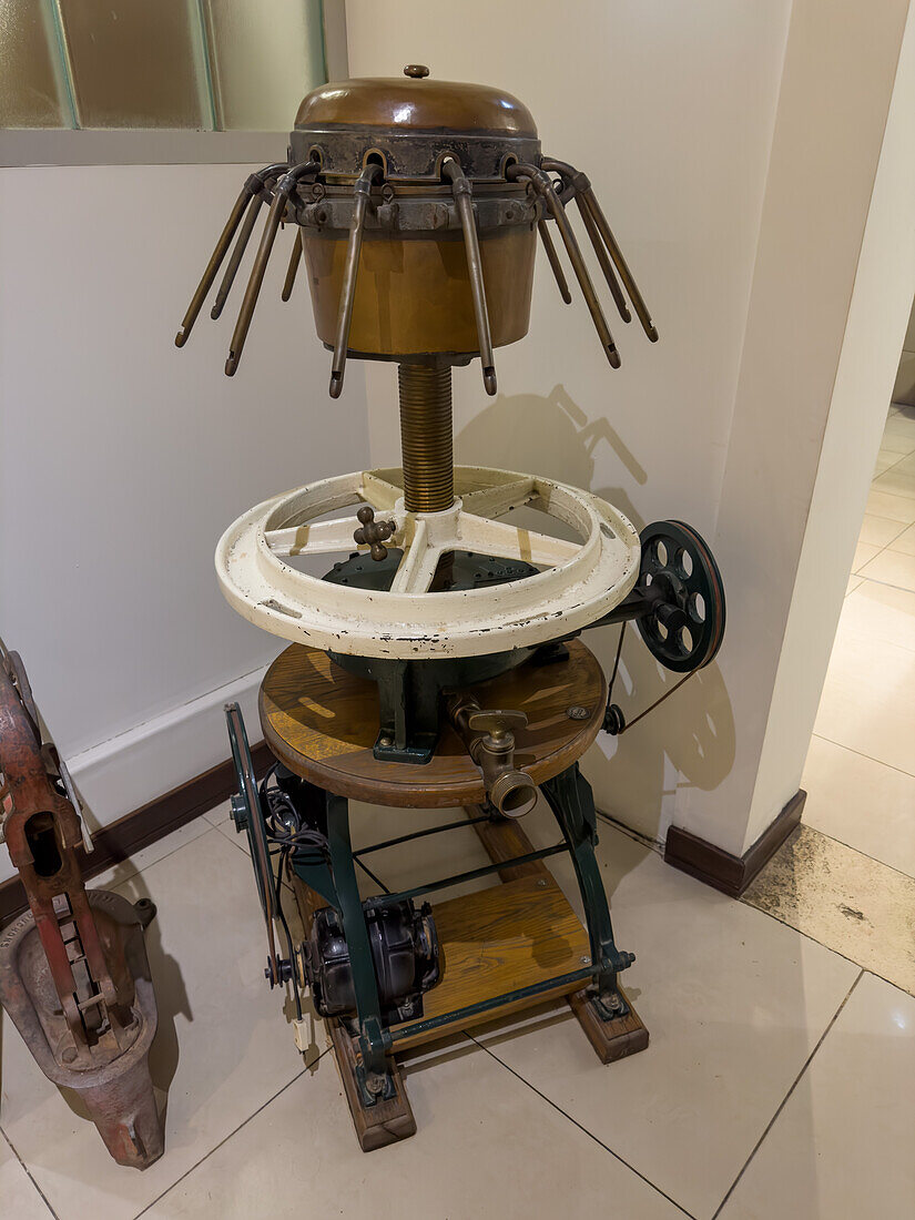 Eine alte automatische Maschine zum Abfüllen von Weinflaschen, die als Dekoration in einem Hotel in San Juan, Argentinien, dient.