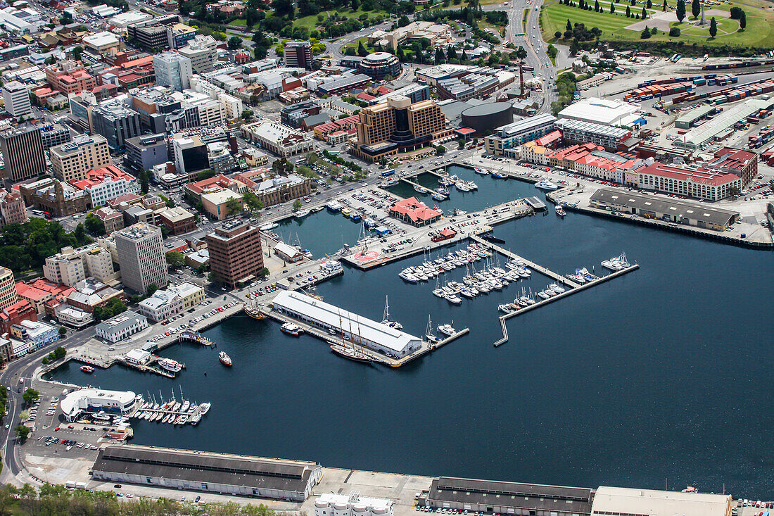 Luftaufnahme von Hobart mit Franklin Wharf und Constitution Dock, Tasmanien, Australien