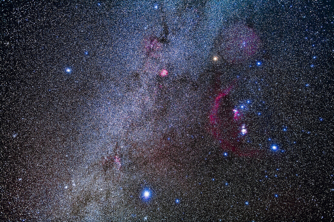 Das Sternbild Orion der Jäger, rechts, und seine beiden Jagdhunde und ihre hellsten Sterne: Procyon in Canis Minor (links) und Sirius in Canis Major (unten).
