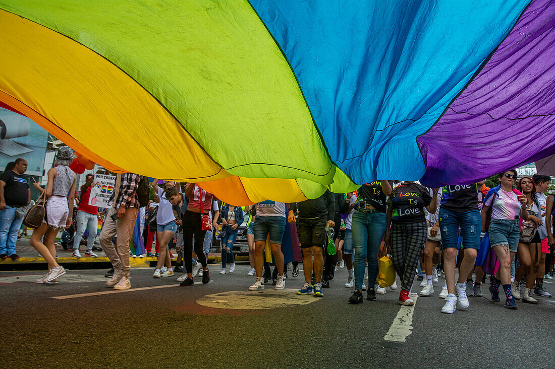 Pride-Parade in Caracas, Venezuela. Mit der Anwesenheit der UN in Venezuela, Diplomaten und Vertretern verschiedener Botschaften der Europäischen Union in Venezuela. 2. Juli 2023