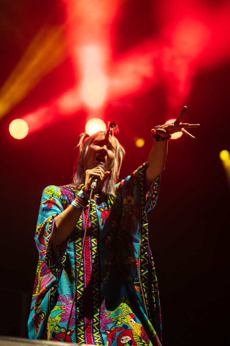 Die kolumbianische Band Aterciopelados tritt live während des Vive Latino 2022 Festivals in Zaragoza, Spanien, auf