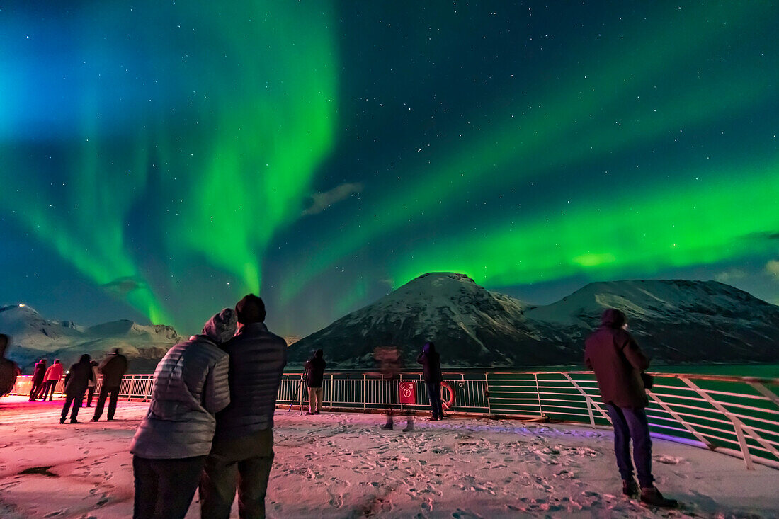 Ein schönes Polarlicht in Vorhängen über dem Norden, 19. Oktober 2019, beobachtet vom oberen Deck 9 der ms Trollfjord auf der Fahrt nach Süden nördlich von Tromsø entlang der norwegischen Küste. Die Beleuchtung stammt teilweise vom abnehmenden Gibbous-Mond.