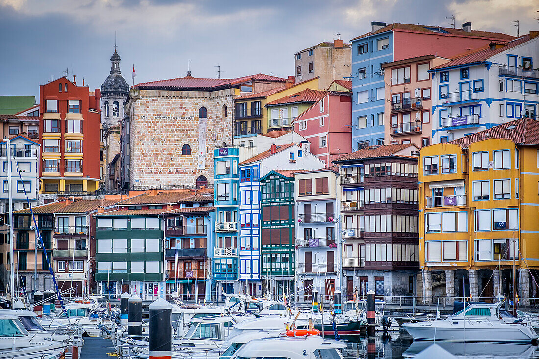 Altstadt und Fischereihafen von Bermeo in der Provinz Biskaya Baskenland Nordspanien