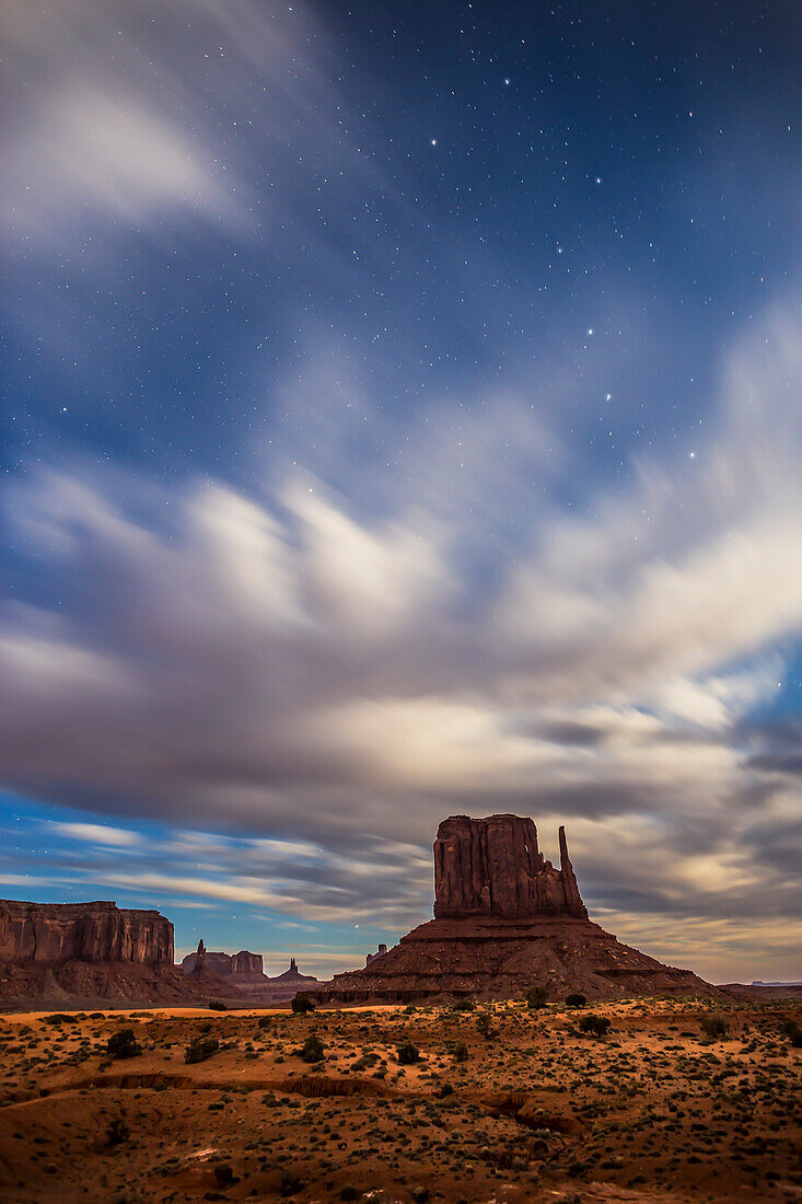 Der Große Wagen schwingt sich über dem West Mitten Butte im Monument Valley an der Grenze zwischen Arizona und Utah in die Höhe. Dies ist eine Einzelbelichtung bei Mondlicht, 60 Sekunden bei f/2.8 und ISO 500 mit dem 24mm Objektiv und der Canon 6D. Ich nahm dies am 4. April 2015 in einer teilweise bewölkten Nacht auf, als der fast volle Mond im Osten aufging.