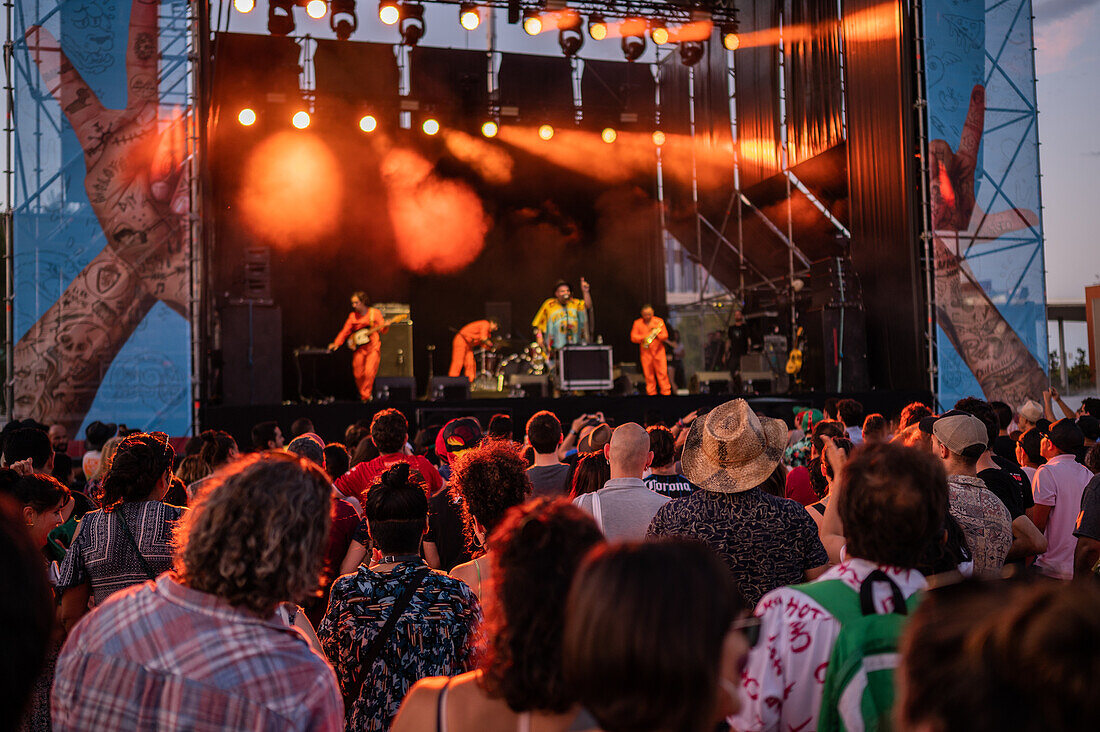 Die Menge lauscht und tanzt mit der mexikanischen Band Instituto Mexicano del Sonido während des Vive Latino 2022 Musikfestivals in Zaragoza, Spanien