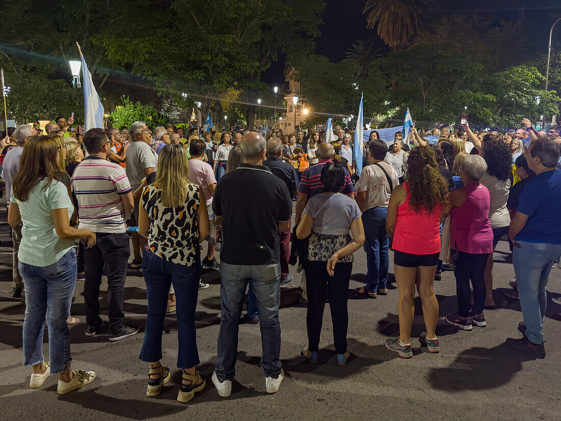 Marsch am Tag des Gedenkens für Wahrheit und Gerechtigkeit auf der Plaza 25 de Mayo in San Juan, Argentinien. Er dient dem Gedenken an die Opfer des Schmutzigen Krieges in Argentinien, in dem Tausende von Gegnern der argentinischen Militärdiktatur verschwanden.