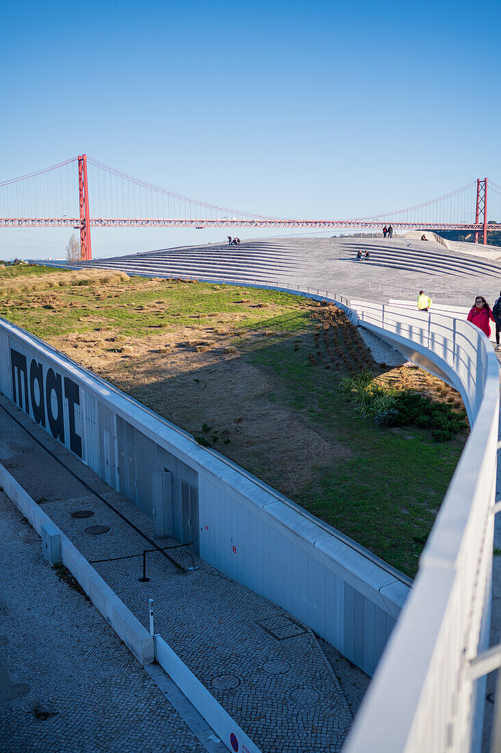 Blick auf die Brücke Ponte 25 de Abril vom Dach des MAAT (Museum für Kunst, Architektur und Technologie), entworfen von der britischen Architektin Amanda Levete, Belem, Lissabon, Portugal