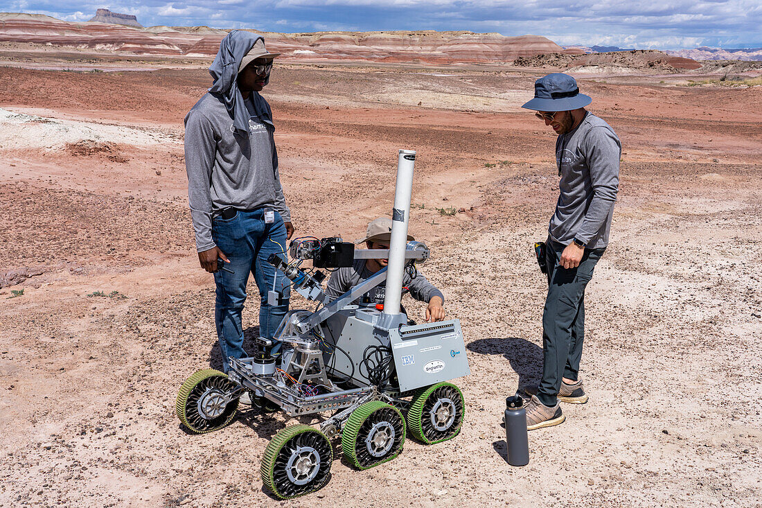 Teammitglieder arbeiten am Mars Rover der Universität Binghamton im Rahmen der University Rover Challenge, Mars Desert Research Station, Utah. SUNY Binghamton, Binghamton University Rover Team.