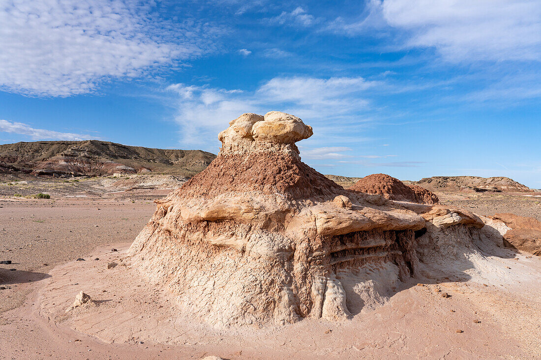 Erodierte Formationen in den bunten Bentonit-Tonhügeln der Morrison-Formation in der Caineville-Wüste bei Hanksville, Utah.