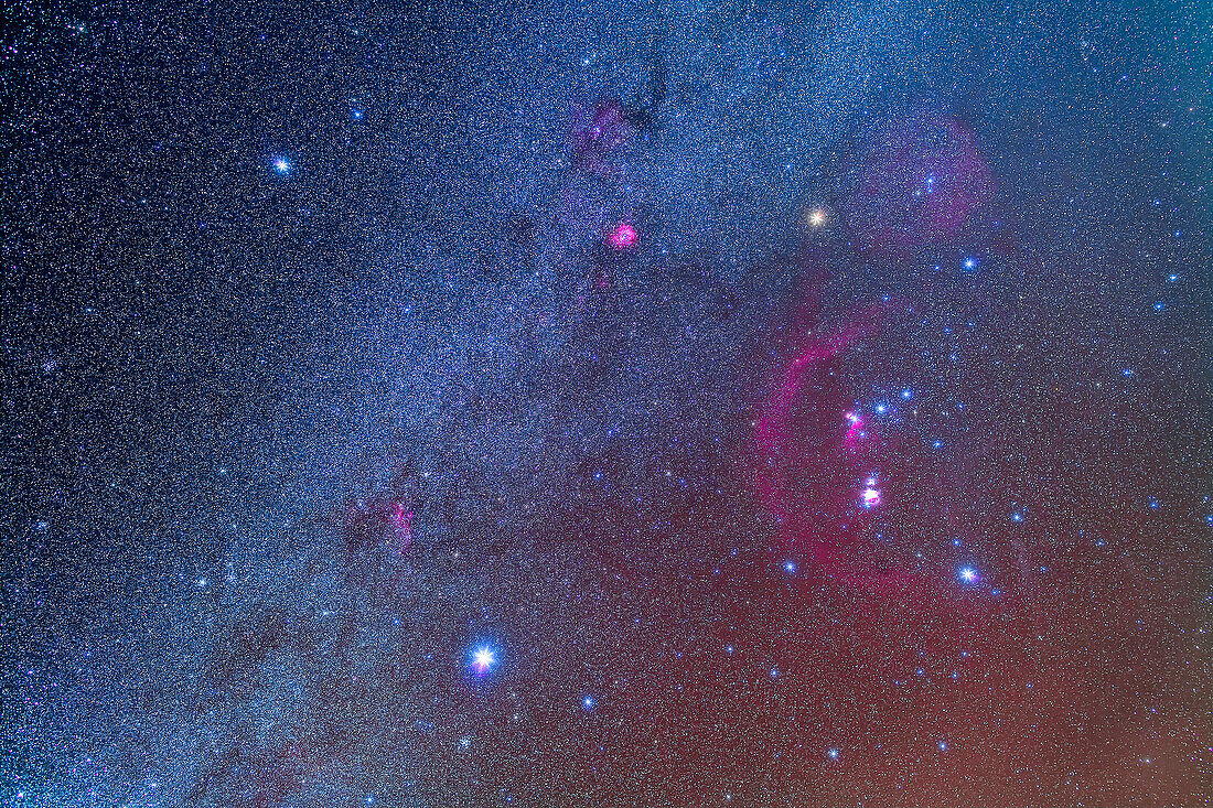 Orion und die Sterne des Winterdreiecks, Sirius, Procyon und Beteigeuze, aufgenommen vom Painted Pony Resort in New Mexico, 13. März 2013. Ein Stapel von 5 x 8-Minuten-Belichtungen bei f/4 mit dem 35-mm-Canon-Objektiv und der 5D MkII bei ISO 800, plus eine Schicht von 2 x 8 Minuten mit dem Kenko-Softon-Filter für das Sternenglühen. Die Sternhaufen M50, M46, M47 und M41 sind alle links zu sehen.