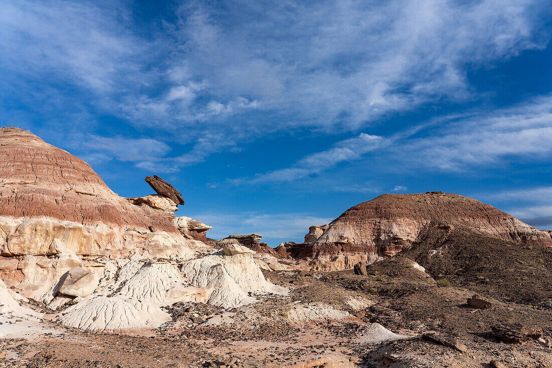 Eine Sandsteinkuppe auf einem Ton-Hoodoo in den Bentonit-Hügeln der Caineville-Wüste bei Hanksville, Utah.