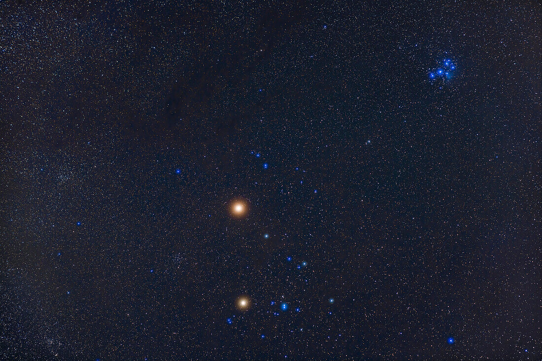 Heller rötlicher Mars über dem Hyaden-Sternhaufen mit dem gelben Aldebaran unter dem Mars, der als "Vergleich und Kontrast" zum Mars dient. Die blauen Plejaden befinden sich oben rechts. Zwei weitere NGC-Sternhaufen im Taurus sind im Bild zu sehen: NGC 1647 links von den Hyaden und NGC 1747 am rechten Rand des Bildes. Die kleinen Sternhaufen NGC 1817 und 1807 befinden sich unten links. Die Taurus-Dunkelwolken befinden sich oben links. Aldebaran hat eine Helligkeit von +1, während Mars heute Morgen eine Helligkeit von -0,2 hatte und mit jedem Tag heller wird, da er sich seiner Opposition im Dez