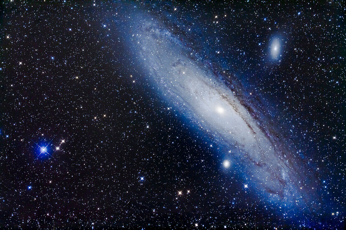 M31, die Andromedagalaxie, mit ihren Begleitgalaxien M32 (unten) und M110 (auch bekannt als NGC 205, oben), eingerahmt, um den blauen Stern Nu Andromedae links einzuschließen, der normalerweise als Leitstern für das Auffinden von M31 verwendet wird.