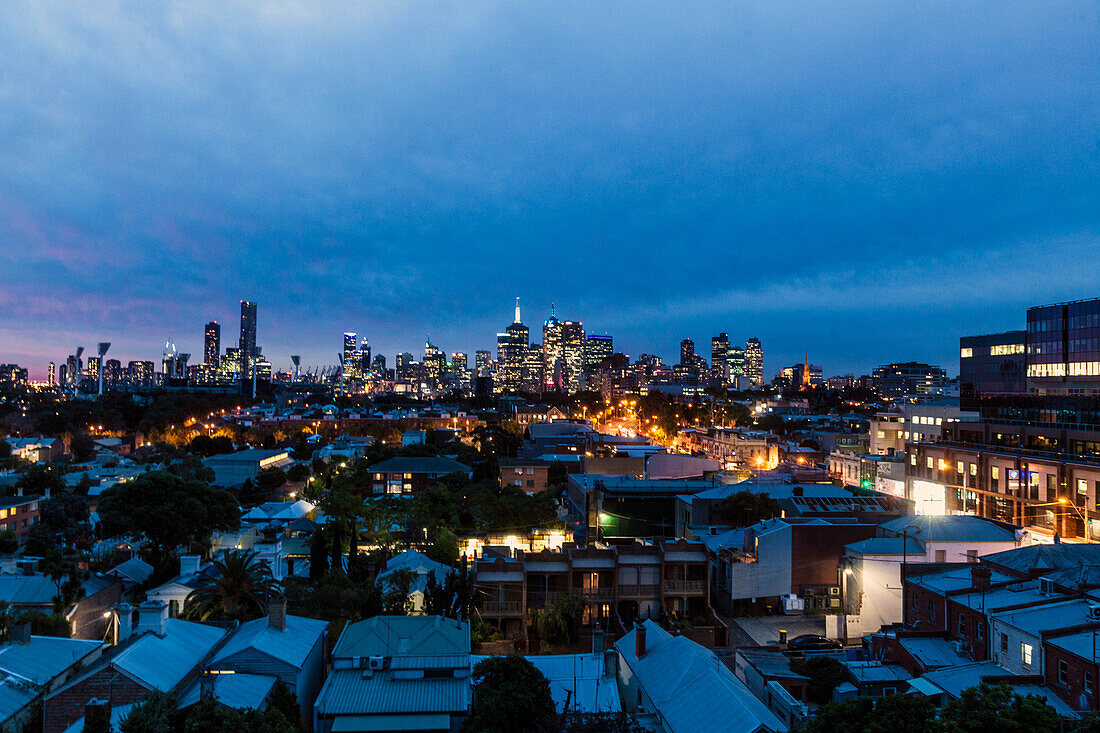 Blick auf Melbourne CBD in der Abenddämmerung, aufgenommen von Richmond in Victoria. 25 Meter hoch in einer Hebebühne.
