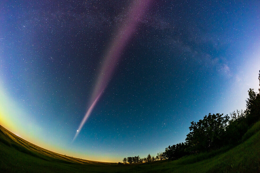 Ein Bild aus einer Serie von Bildern, die den STEVE-Bogen zeigen, der im Osten erscheint und heller wird. Diese Aufnahme entstand am 7. und 8. August 2022 in Süd-Alberta, Kanada, um etwa 12:25 Uhr MDT. Das Bild zeigt ein schwaches grün-weißes Band am linken Rand des rosa Hauptbogens.