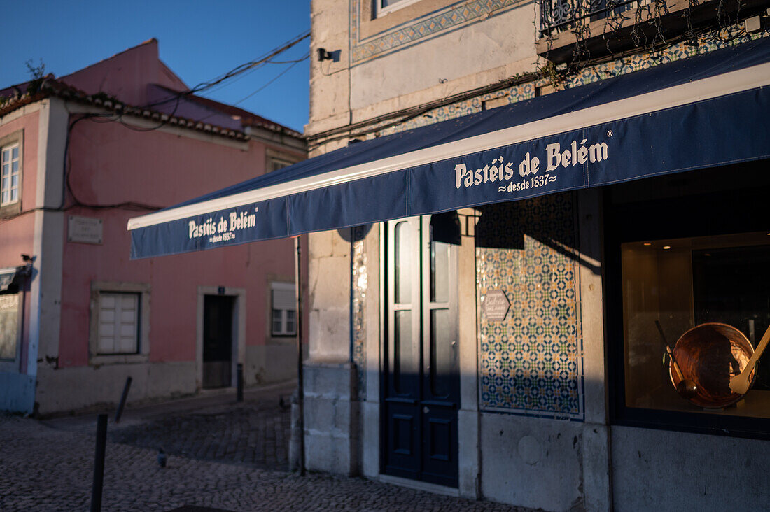 Das Bäckerei-Café Pasteis de Belem in Lissabon stellt seit 1837 das Original nach einem alten und geheimen Rezept aus dem Mosteiro dos Jeronimos (Jeronimos-Kloster) her.