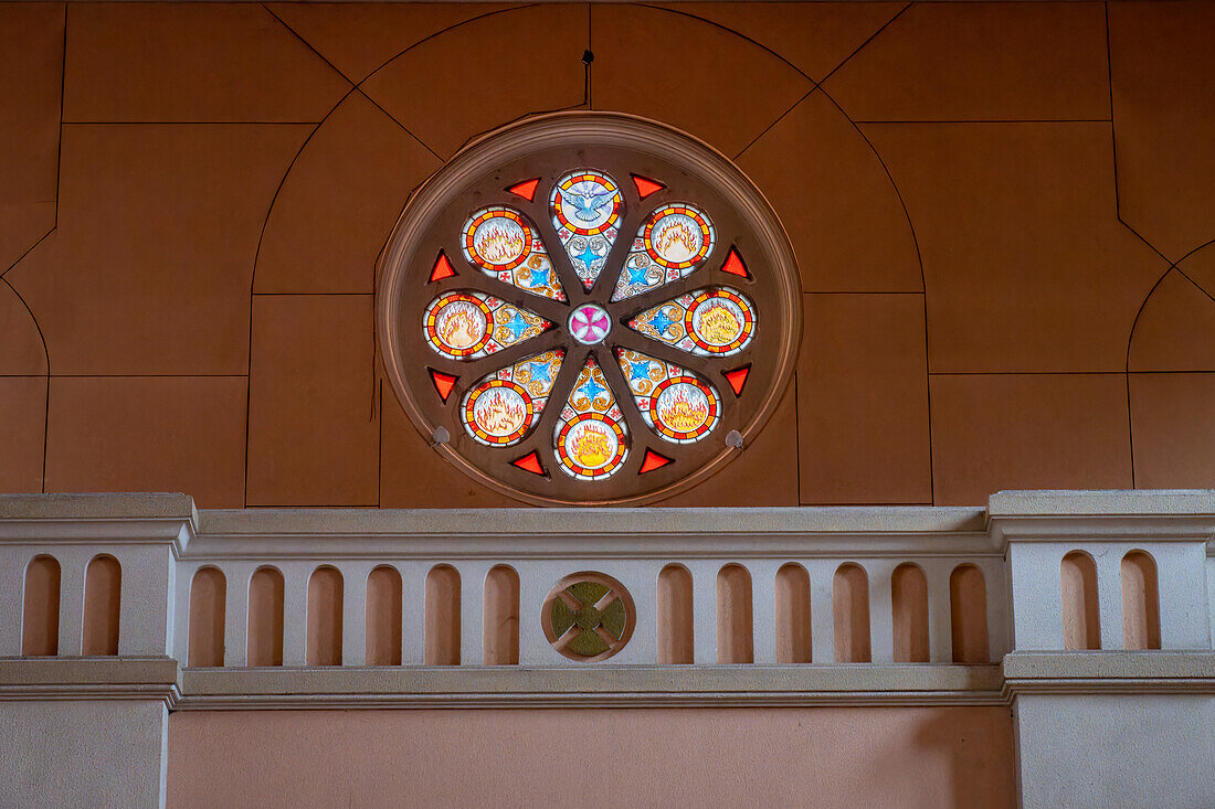 Die Fensterrose über dem Chor der Kathedrale des Erzengels San Rafael in San Rafael, Argentinien.