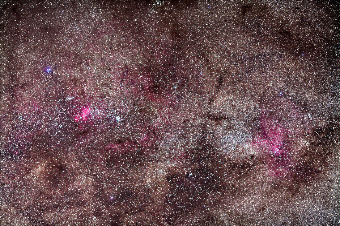 Schweif des Skorpions mit Falscher Kometengebiet (NGC 6231 und IC 4628) und Ara )mit NGC 6188 Nebel), aufgenommen von der Atacama Lodge, Chile, März 2010, mit Canon 5D MkII (modifiziert) und Canon L-Serie 135mm Objektiv bei f/2.8 für einen Stapel von 5 x 4 Minuten Belichtungen bei ISO 800. Der Fokus ist etwas weich.