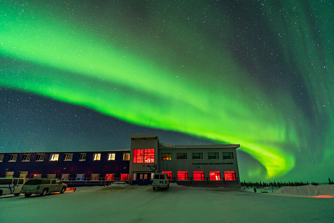 Ein klassischer Polarlichtbogen über dem Northern Studies Centre bei Churchill, Manitoba, am 8. Februar 2019. In dieser Nacht waren sowohl unsere Road Scholar Gruppe als auch eine Natural Habitat Gruppe zu Besuch hier.