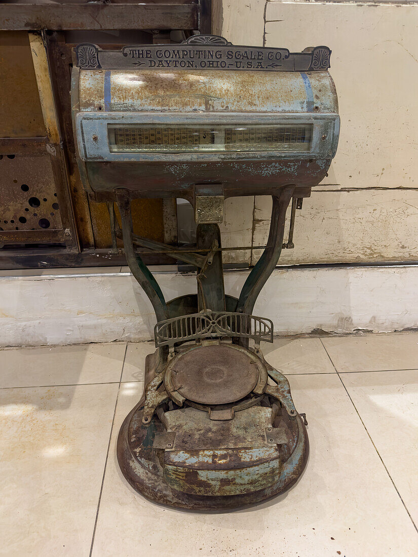Eine antike Tonnenrechenwaage als Dekoration in einem Hotel in San Juan, Argentinien. Sie wurde zwischen 1890 und 1914 in den USA hergestellt, als die Computing Scale Company ihren Betrieb einstellte.