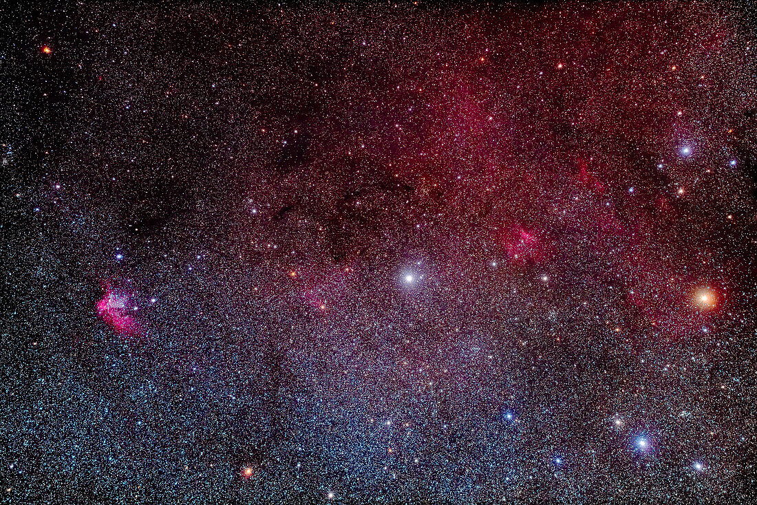 Eine Sammlung von schwachen Nebeln im südlichen Cepheus, darunter der Zauberernebel.