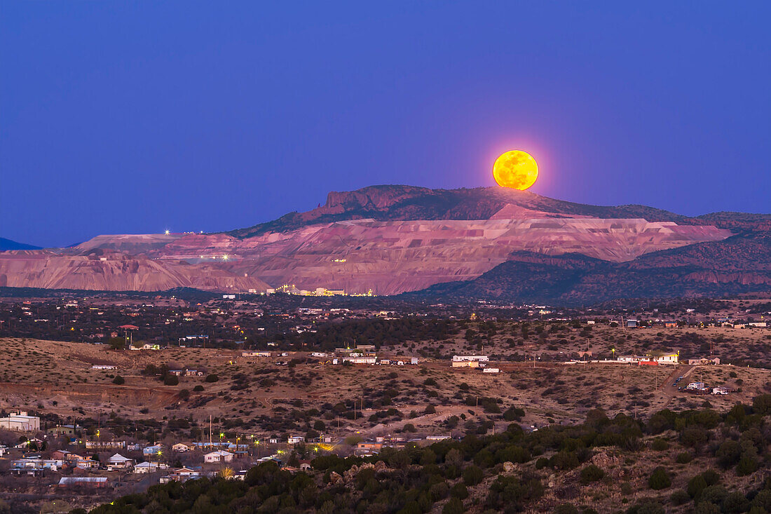 Der Mini-Mond vom 5. März 2015 geht über der Santa Rita Copper Mine östlich von Silver City, New Mexico, auf. Dies war die Nacht des am weitesten entfernten Vollmonds des Jahres 2015, des Apogäum-Monds. Ich erwischte den Mond, als er hinter der Mine und der Felsformation aufging, die in der Gegend als "Kneeling Nun" bekannt ist.