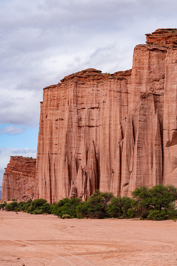 Die erodierte rote Sandsteinwand der triassischen Talampaya-Formation im Talampaya National Park, Provinz La Rioja, Argentinien.