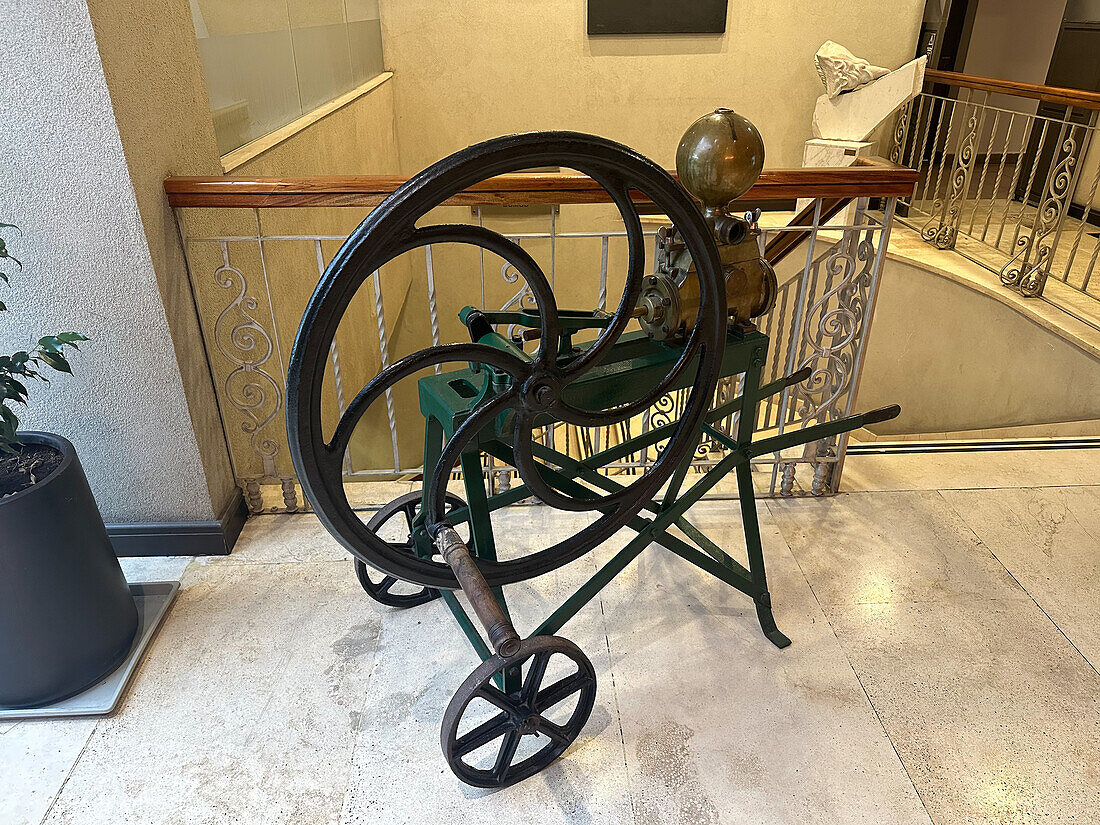 Eine antike handgekurbelte Kolbenpumpe, die in der Weinindustrie verwendet wird, ist in einem Hotel in Mendoza, Argentinien, ausgestellt.