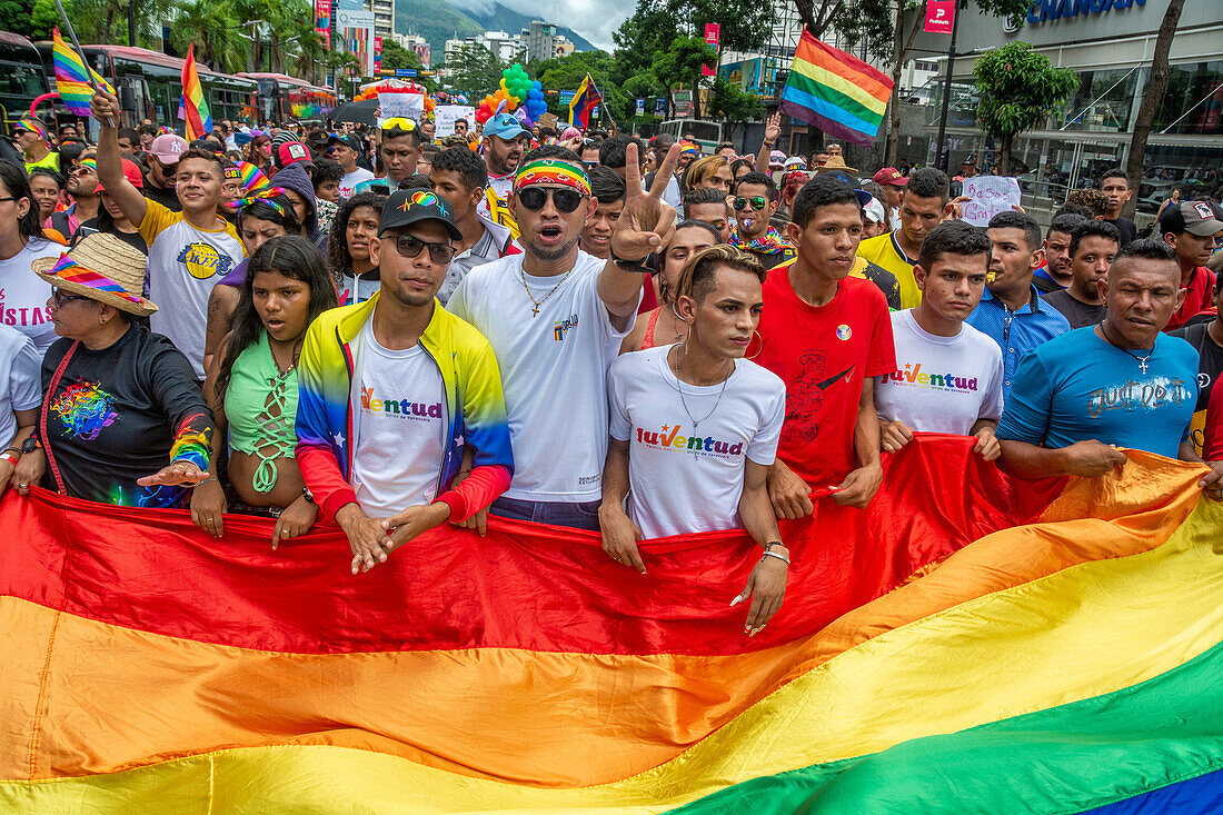 Pride-Parade in Caracas, Venezuela. Mit der Anwesenheit der UN in Venezuela, Diplomaten und Vertretern verschiedener Botschaften der Europäischen Union in Venezuela. 2. Juli 2023